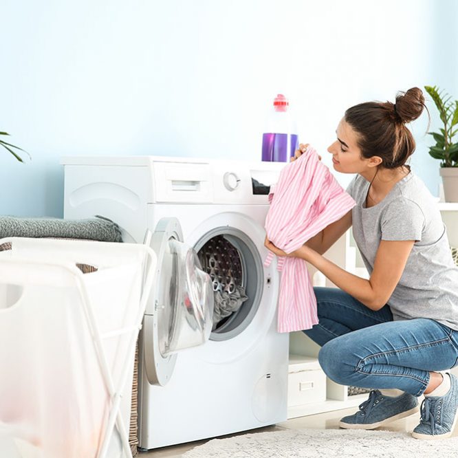 Frau_Waesche_Geruch2_SMALL_JPG_AdobeStock_277652574 Frau_Waesche_Geruch2_SMALL_JPG_AdobeStock_277652574