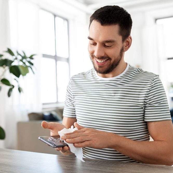 Mann_Smartphone_Reinigen_SMALL_JPG_AdobeStock_383475163 Mann_Smartphone_Reinigen_SMALL_JPG_AdobeStock_383475163
