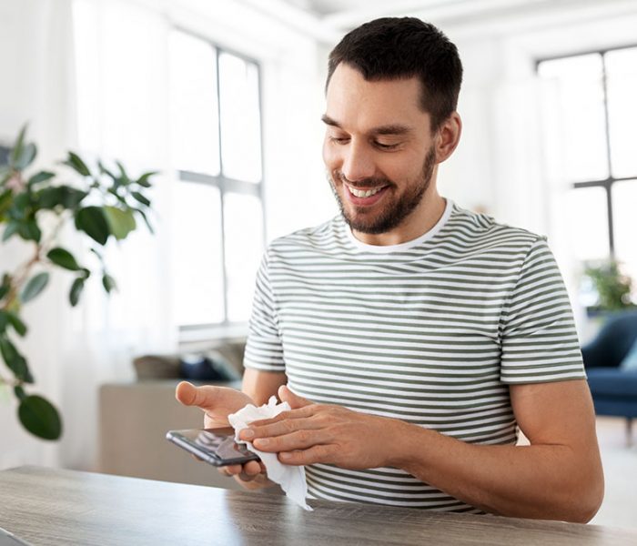 Mann_Smartphone_Reinigen_SMALL_JPG_AdobeStock_383475163 Mann_Smartphone_Reinigen_SMALL_JPG_AdobeStock_383475163